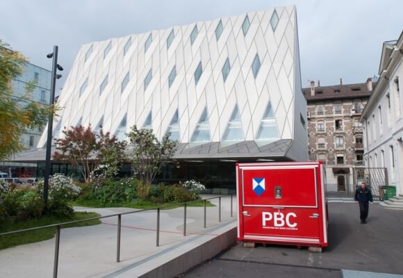 La Berse PBC - camion courge avec écusson du bouclier bleu de la protection des biens culturels - devant le bâtiment contemporain du MEG