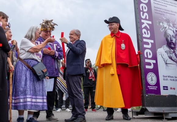 Alfonso Gomez avec un groupe de personnes Haudenosaunee et un huissier du canton de Genève