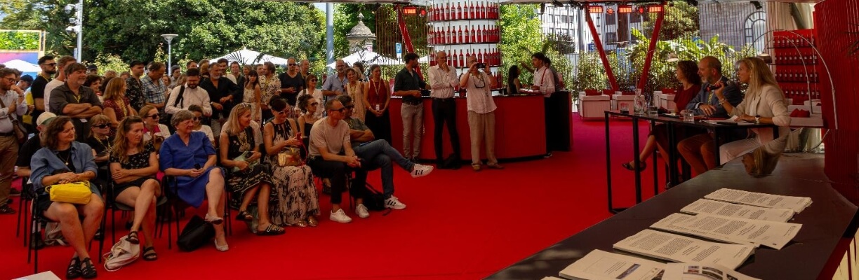 Public regardant les orateurs lors d'une conférence de presse