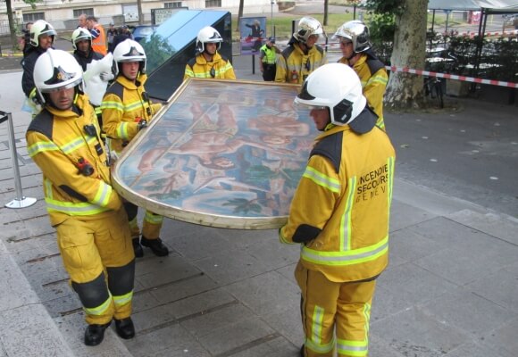Pompiers de Genève transportant un tableau