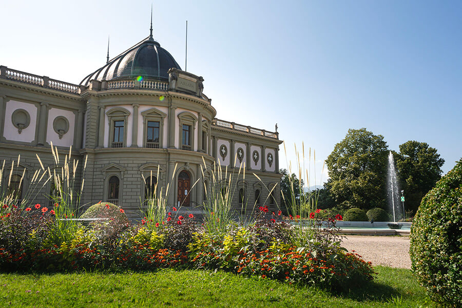 parterre de fleurs rouges devant le Musée Ariana