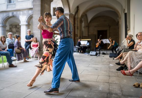 danseur et danseuse de tango dans la cour du musée d'art et d'histoire