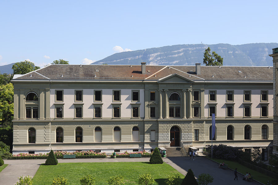 Façade du bâtiment de la Bibliothèque de Genève avec en fond le Salève