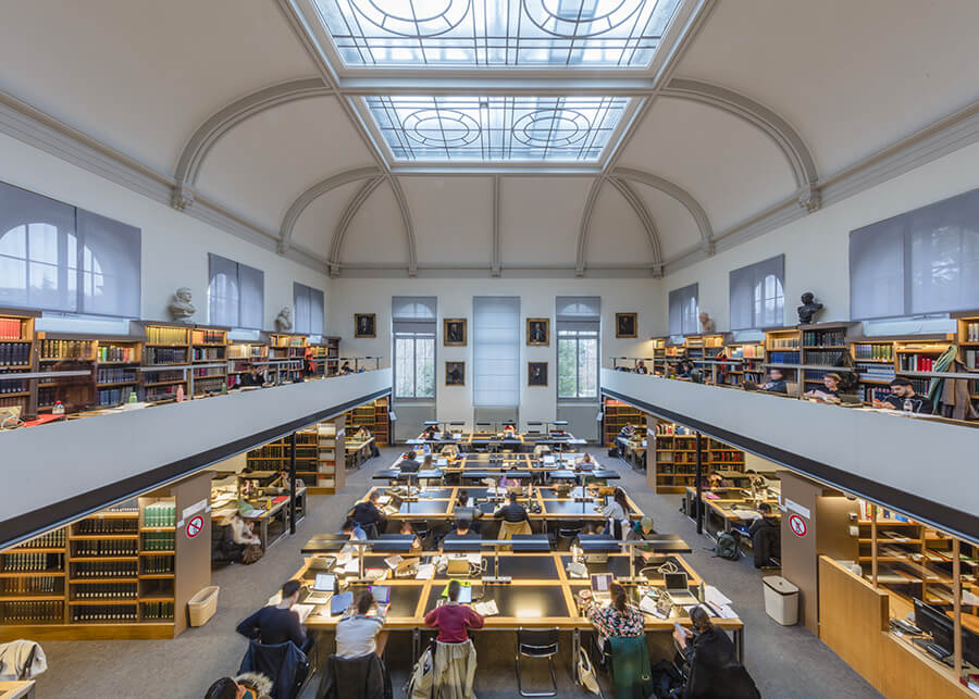 Intérieur de la salle de lecture et consultation de la Bibliothèque de Genève