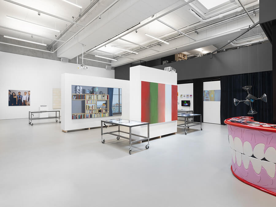 Intérieur du FMAC avec des œuvres sur les murs