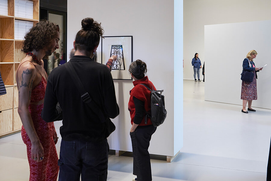 Exposition du FMAC avec visiteurs et visiteuses