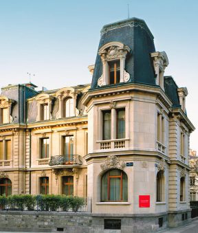 Façade de la Fondation Baur de jour