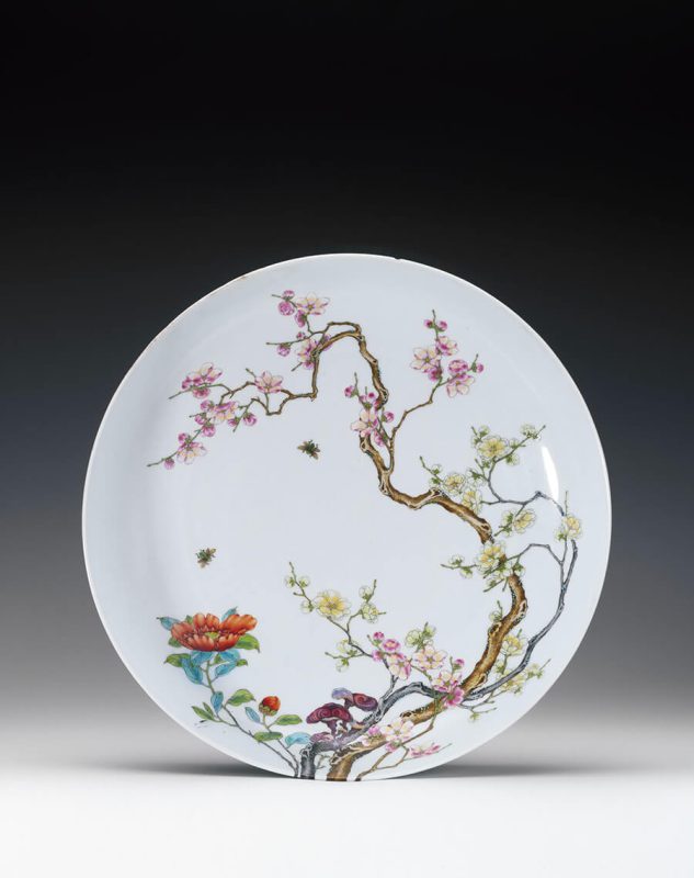 assiette en céramique peinte avec des motifs floraux