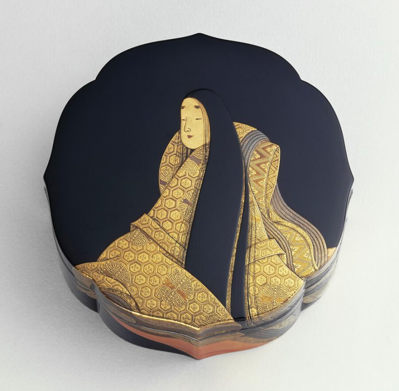 Coffret noir avec une femme au cheveux longs et un habit doré