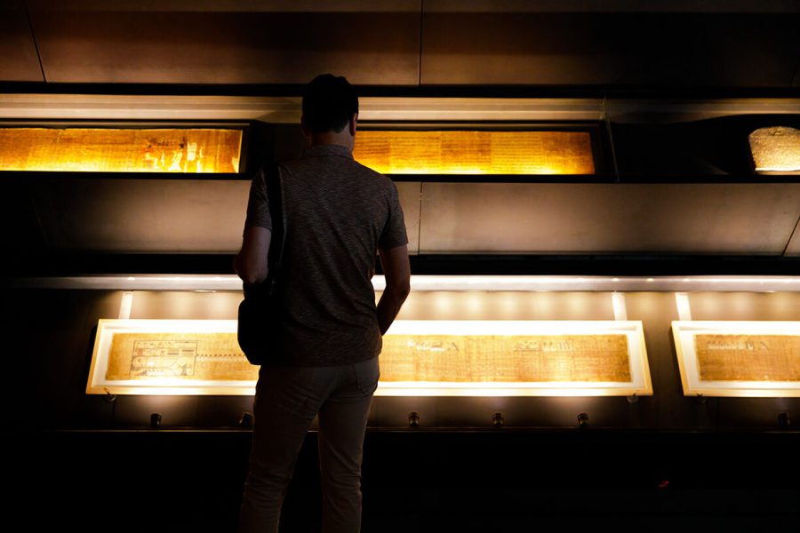 Personne de dos regardant les papiri Fondation Martin Bodmer