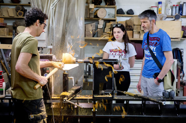 Homme taillant du bois