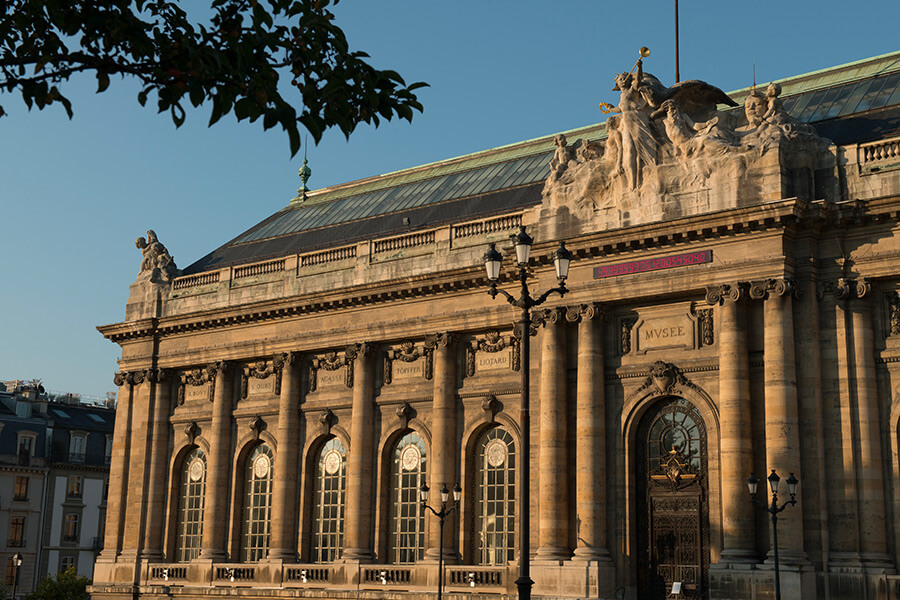 Zoom sur la façade du MAH au soleil couchant