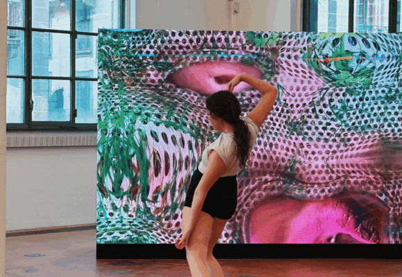 danseuse devant une oeuvre d'art contemporaine au MAMCO