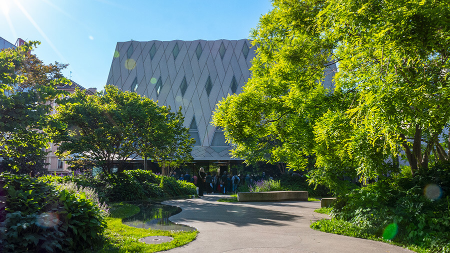 Façade du MEG avec des arbres devant