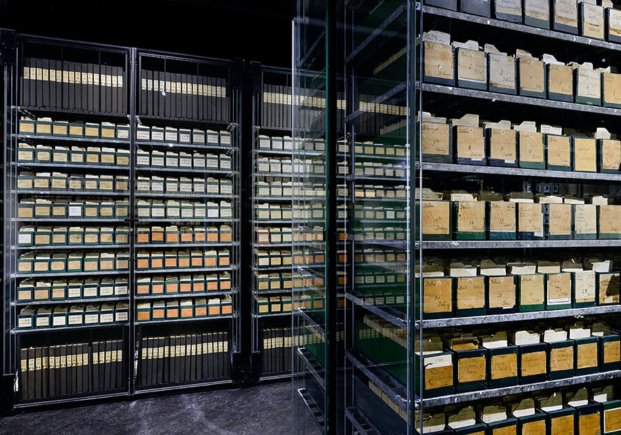 Fiches et registres dans des vitrines