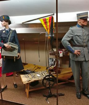 Mannequins féminin et masculin en tenue militaires suisses