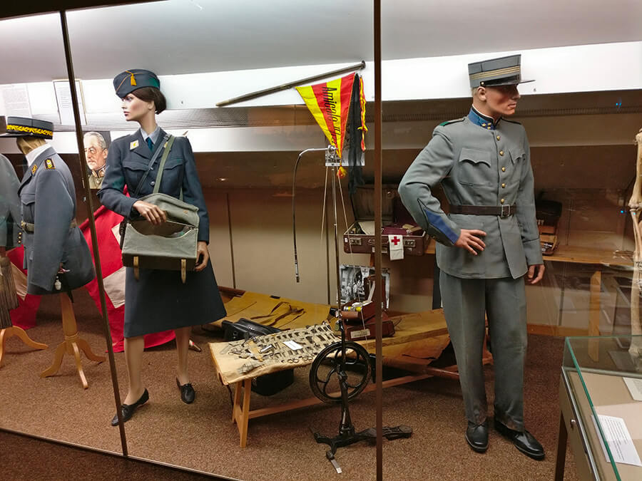 Mannequins féminin et masculin en tenue militaires suisses au Musée militaire genevois