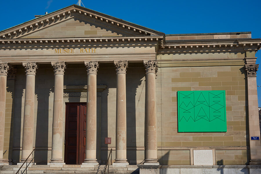 Zoom sur la açade du Musée Rath, ciel bleu