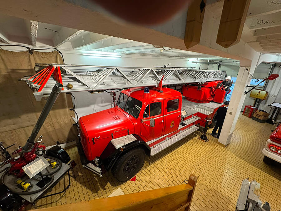Ancien camion de pompier avec échelle métallique