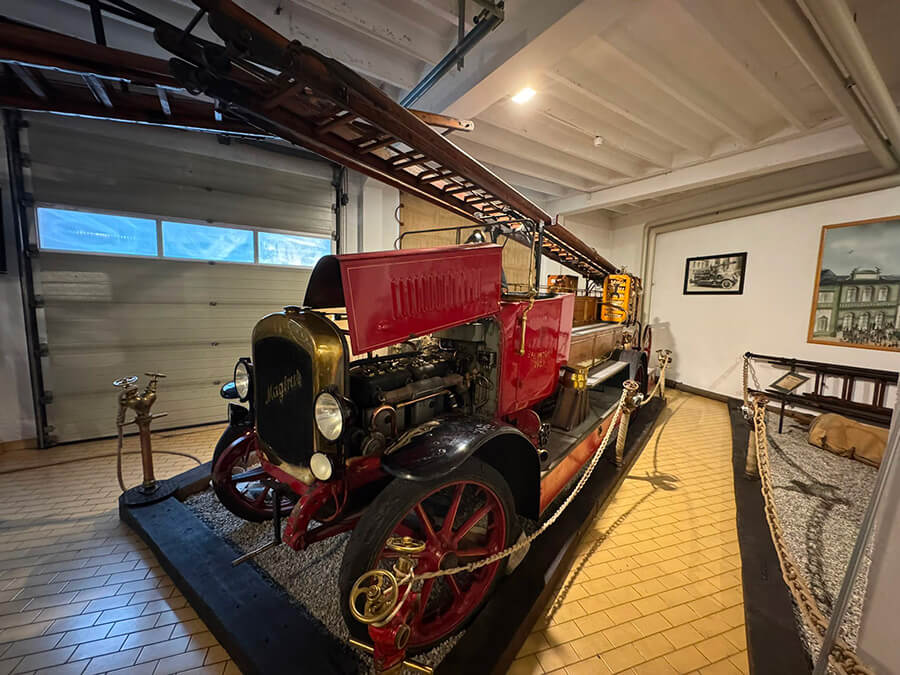 Ancien camion de pompier avec grande échelle