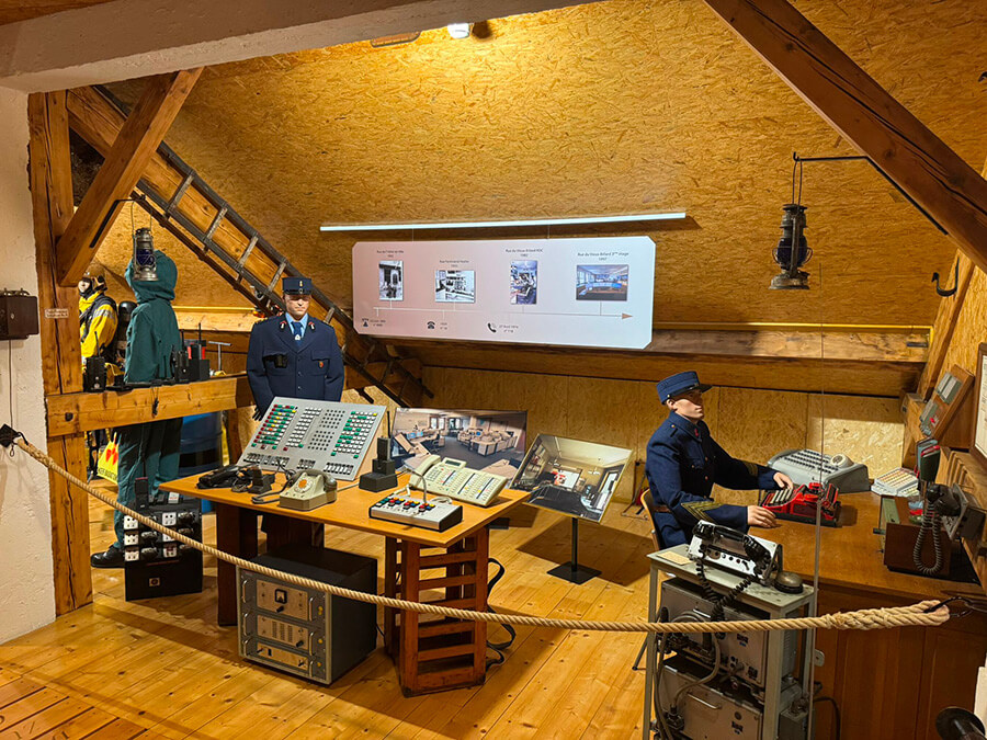 Ancien poste de commandement avec téléphone, mannequin, machine à écrire, lampe tempête