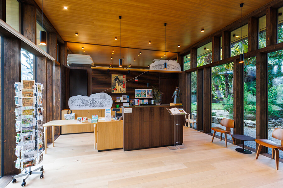 Hall d'accueil du Musée de Carouge avec comptoir, chaises et display pour cartes postales