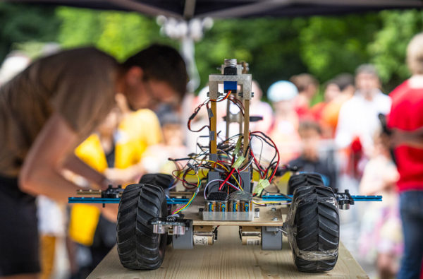 Prototype de véhicule avec des piles et des fils Nuit de la Science