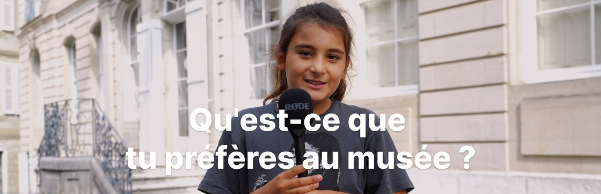 Jeune fille tenant un micro devant le Musée de la Réforme. Une phrase en surimpression : Qu'est-ce que tu préfères au musée ?"