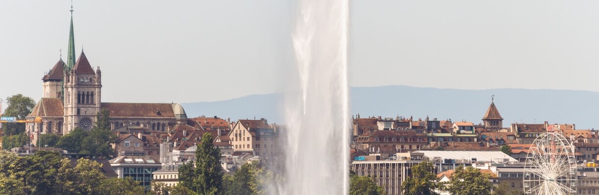 Genfer Seebecken mit Jet d'eau und Kathedrale St. Peter