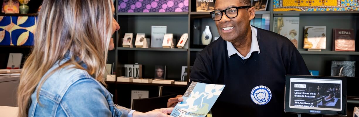 Deux personnes à la caisse du MEG