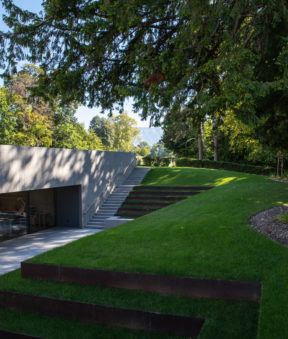 extérieur et jardin de la Fondation Matin Bodmer, escaliers, pelouse et arbres