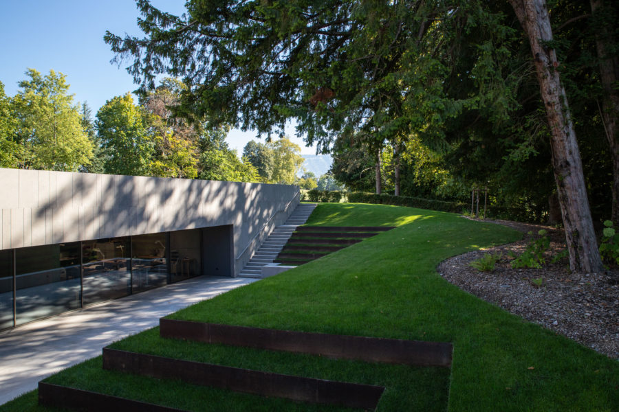 extérieur et jardin de la Fondation Matin Bodmer, escaliers, pelouse et arbres