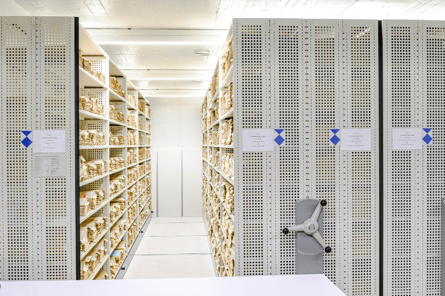 réserve des collections du Jardin botanique de Genève avec l'écusson du Bouclier bleu de la PBC