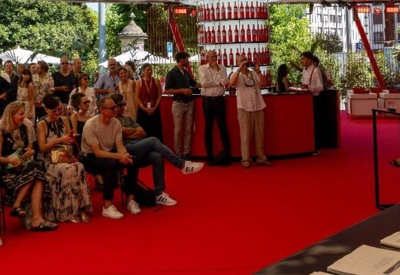 Public regardant les orateurs lors d'une conférence de presse