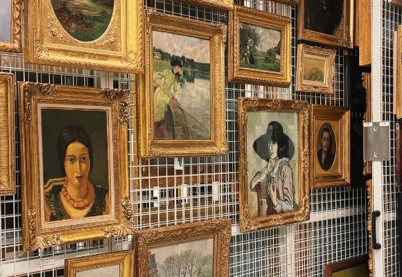 Vingtaine de peintures accrochée sur des parois amovibles au centre de conservation Carré Vert de la Ville de Genève