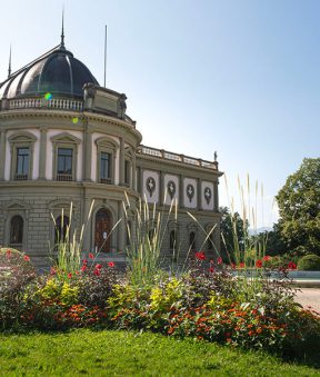 parterre de fleurs rouges devant le Musée Ariana