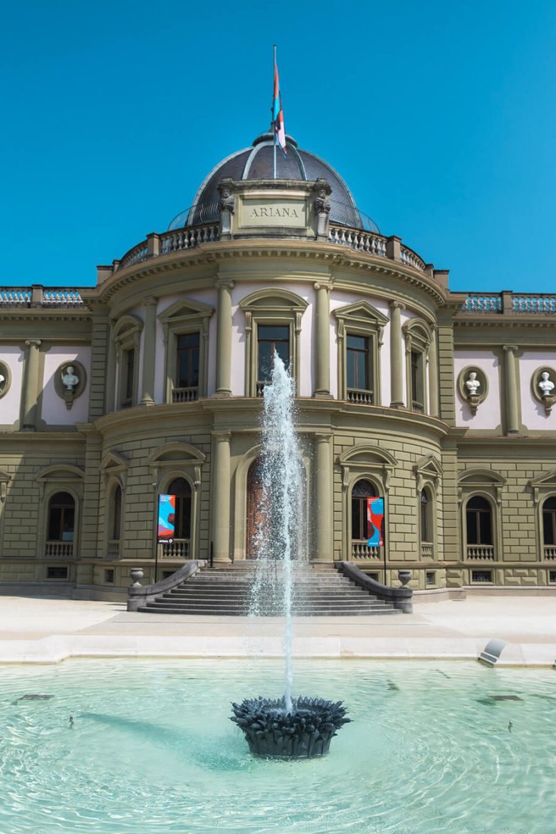 Fontaine projetant de l'eau devant le Musée Ariana