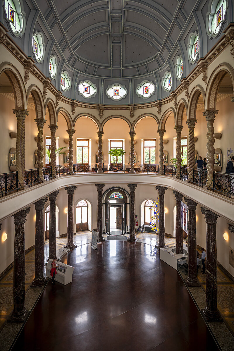 intérieur du Musée Ariana - hall et plafond depuis la galerie du 1er étage
