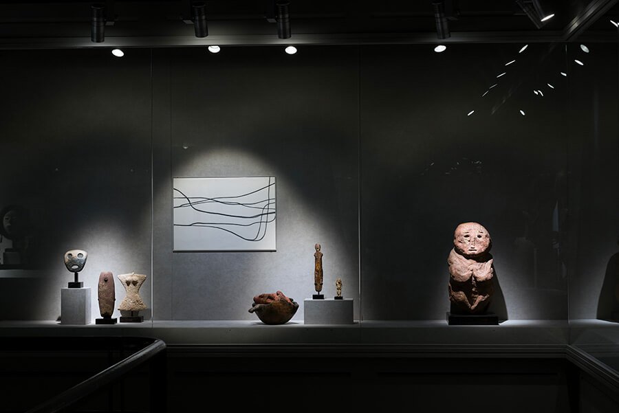 Diverses œuvres dans des vitrines - Musée Barbier-Mueller