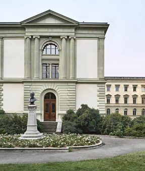 Bâtiment de la Bibliothèque de Genève dans le Parc des Bastions