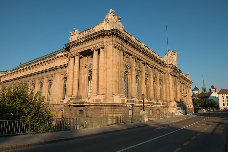 Façade du MAH au soleil couchant, ciel bleu