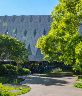 Façade du MEG avec des arbres devant