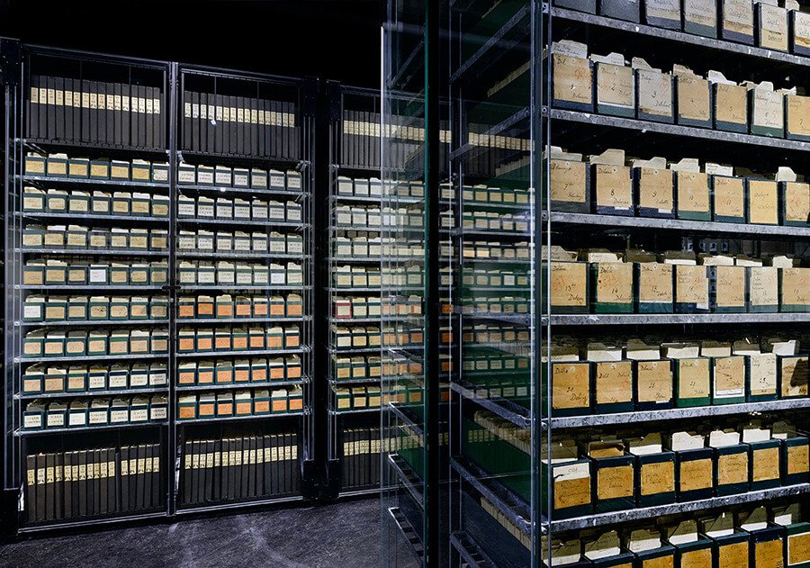 Fiches et registres dans des vitrines