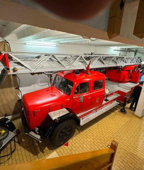 Ancien camion de pompier avec échelle métallique au Musée des Sapeurs-pompiers