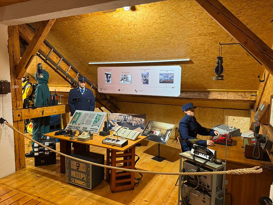 Ancien poste de commandement avec téléphone, mannequin, machine à écrire, lampe tempête au Musée des Sapeurs-pompiers de Genève