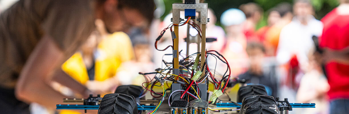 Prototype de véhicule avec des piles et des fils Nuit de la Science