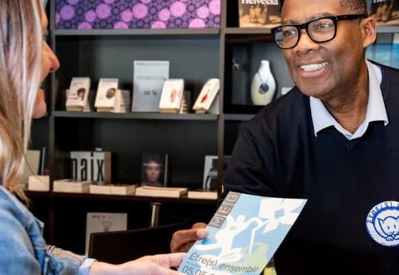 Deux personnes à la caisse du MEG